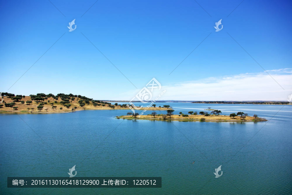 葡萄牙南部的藍(lán)湖島。