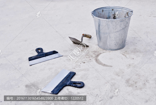水泥與刮刀的金屬桶