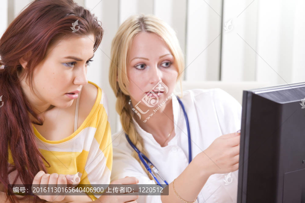 醫(yī)生在電腦上顯示病人分析