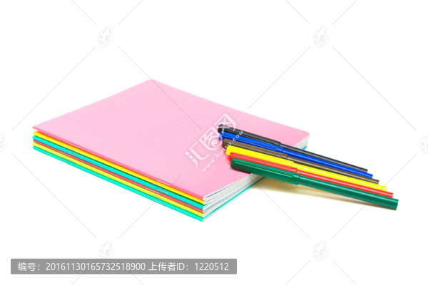 白色背景上的筆記本和鋼筆