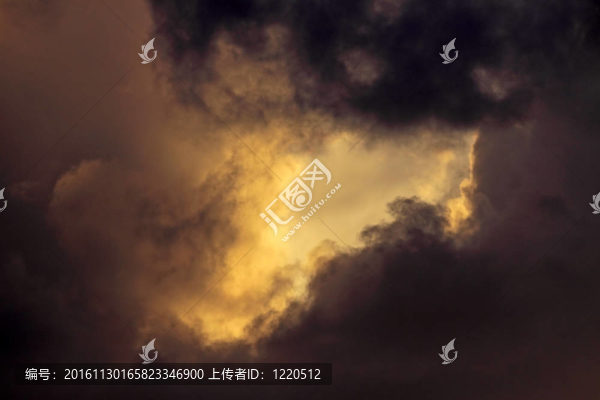 云之間的光洞
