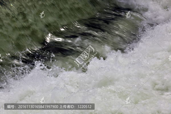 洶涌的急流從湖莫勒逃逸