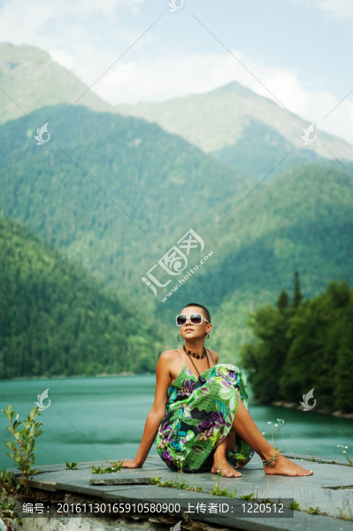 女孩在湖上的山上