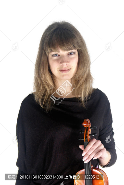姑娘演奏小提琴微笑