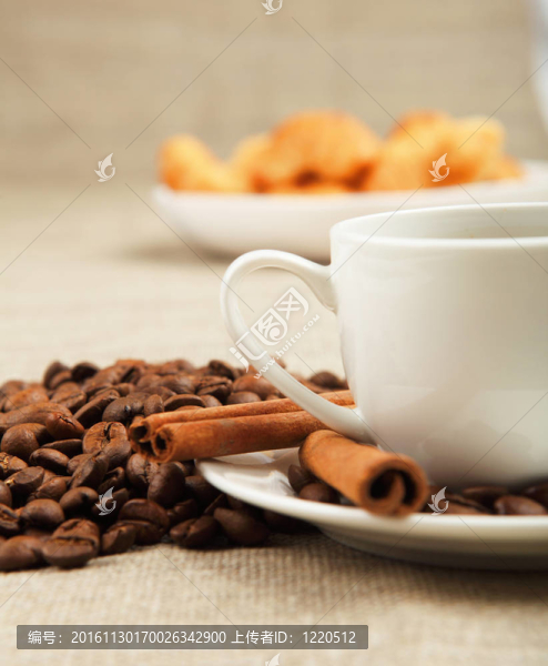早餐的咖啡和羊角面包
