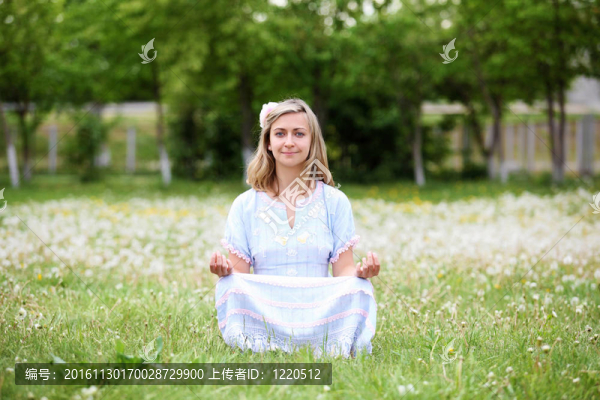 公園里的金發(fā)女郎