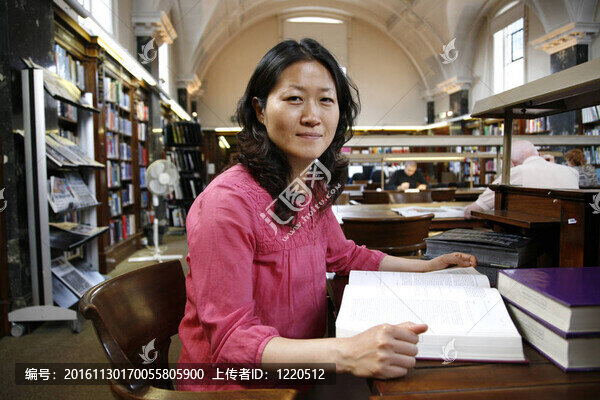 圖書館里的亞洲女人