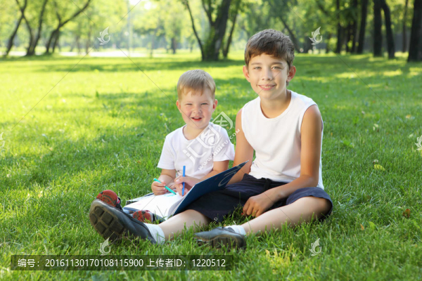 公園里的孩子們在讀一本書