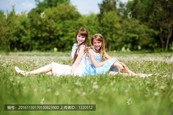 兩個(gè)女孩在公園里玩