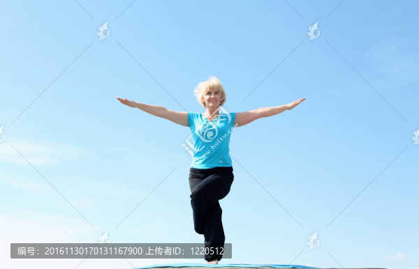 一位做瑜伽的老太太的肖像