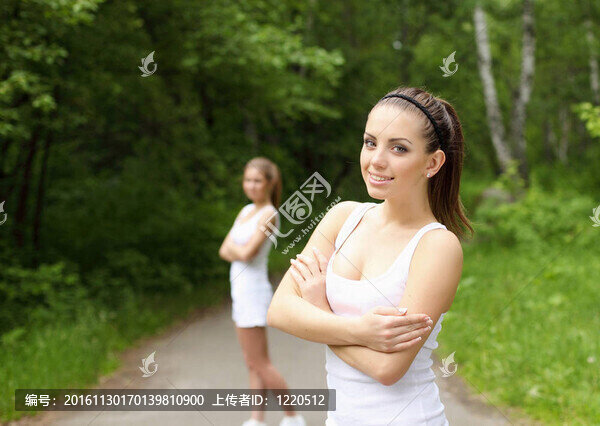 在戶外做運動的年輕女子