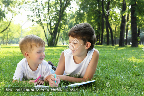 公園里的孩子們?cè)谧x一本書