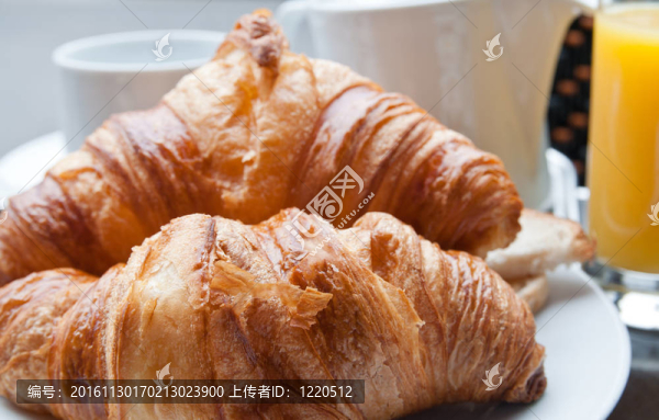 牛角包鮮橙汁