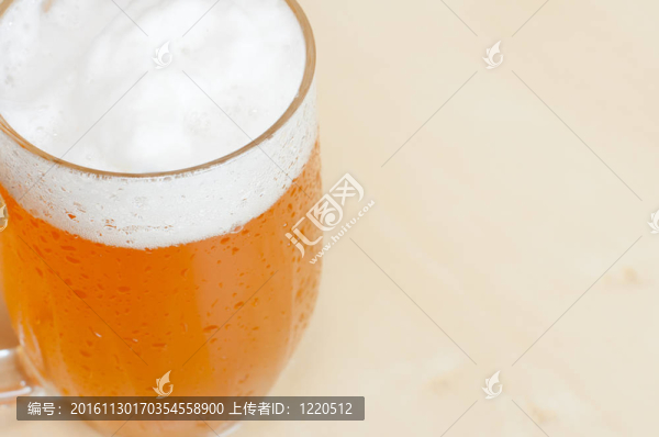 桌上的啤酒