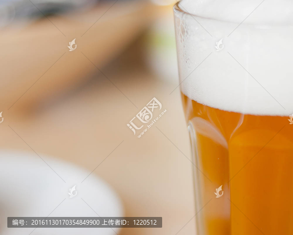 桌上的啤酒杯