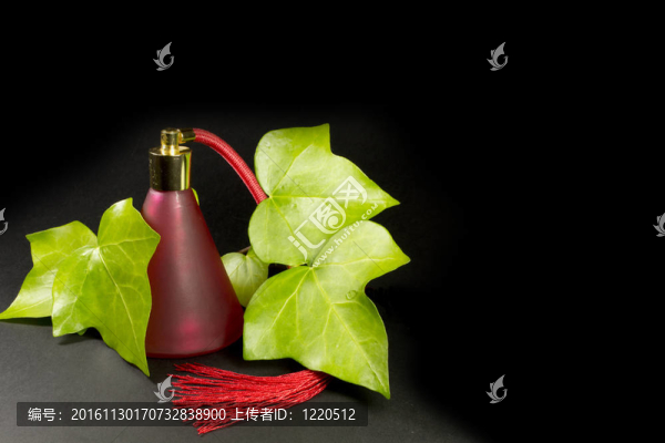 玫瑰葉的紅色香水瓶