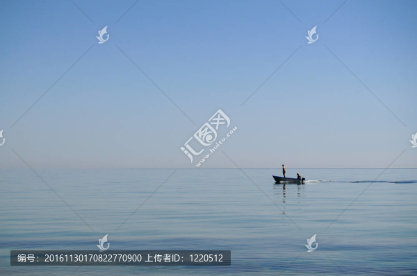 兩個人在海上的一艘摩托艇上
