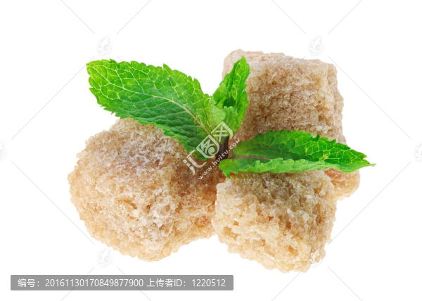 三棕色塊甘蔗糖立方體與薄荷葉；分離