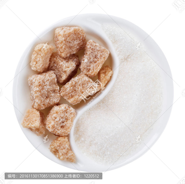 布朗塊狀蔗糖與白色的一個在楊銀形板；白色分離