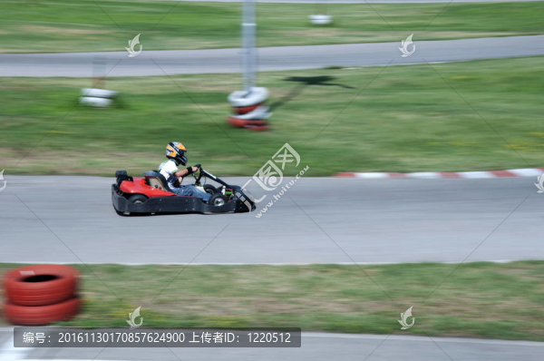 男孩開車在卡丁車賽道