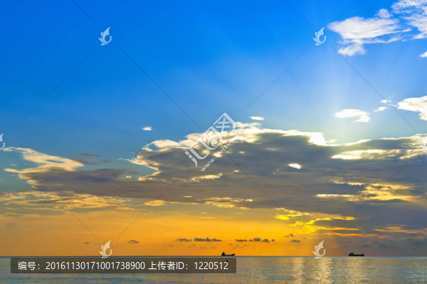 大西洋上空的日出
