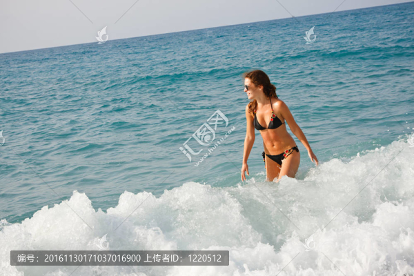 年輕女子玩波