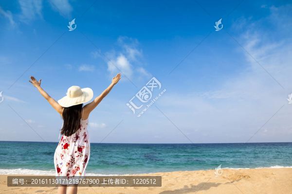 海灘上的快樂女人
