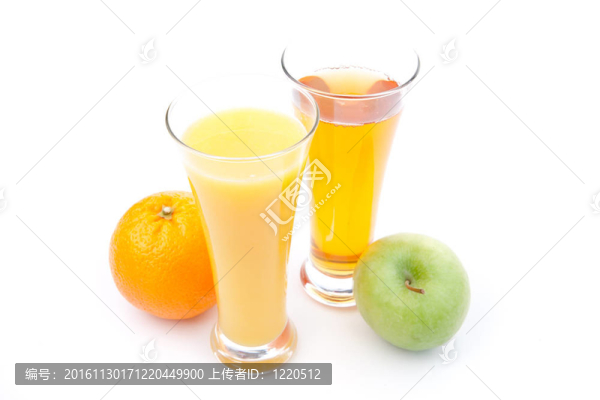 一杯橙汁附近的一杯蘋果汁