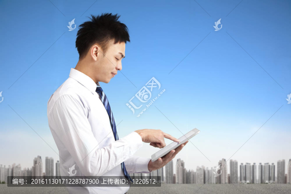 年輕商人控股觸摸平板電腦