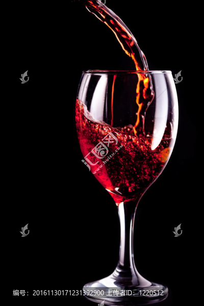 被填滿的酒杯