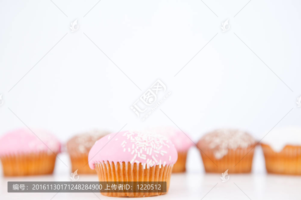 很多松餅與糖霜排隊