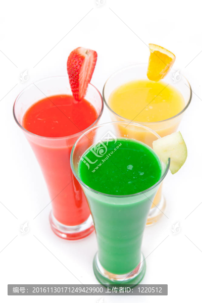 三杯果汁水果片