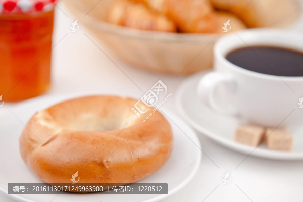 炸圈餅和一杯加糖和奶白色的盤子上的咖啡