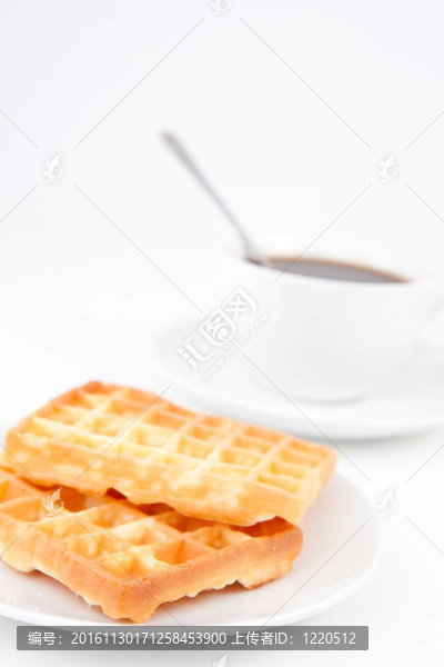 華夫餅和一杯白盤(pán)子一勺咖啡