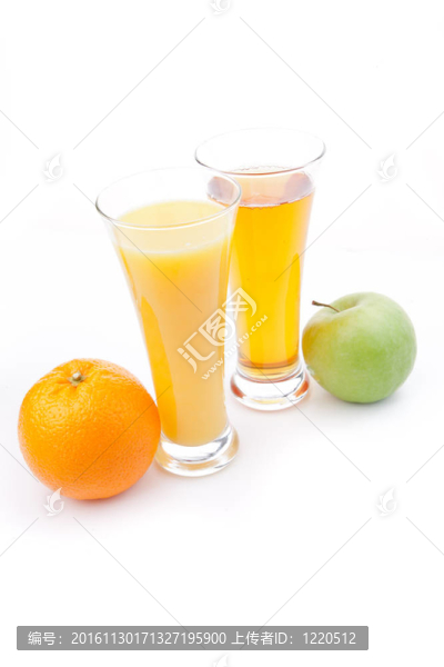 一杯蘋果汁旁的橙汁