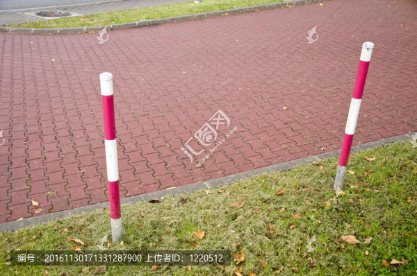 瓷磚公園車(chē)道和保護(hù)屏障樁