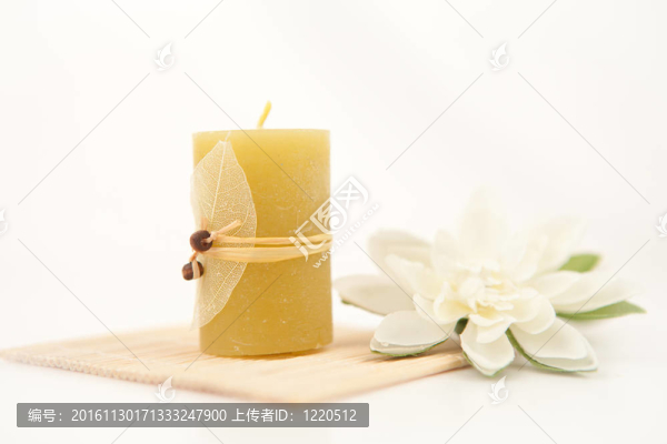 白色花的黃色蠟燭