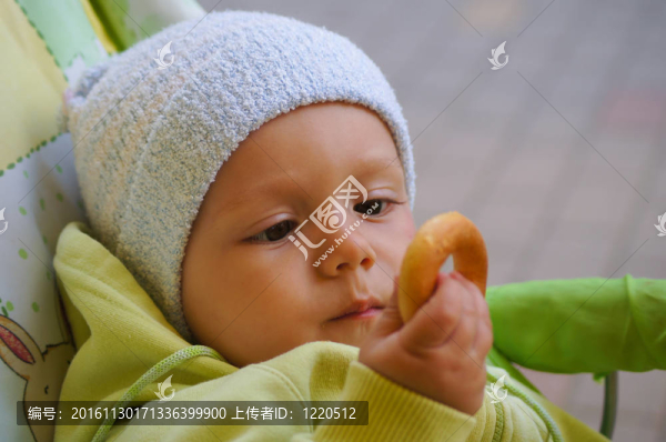 一個(gè)有趣的小男孩