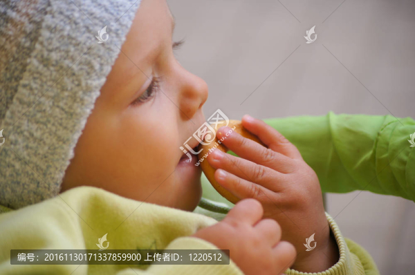 一個(gè)有趣的小男孩