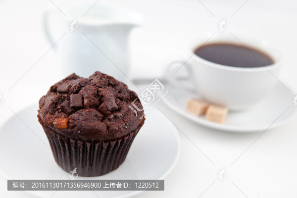 巧克力松餅和一杯加糖咖啡在白色的盤子