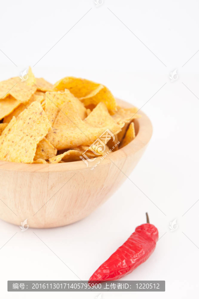 甜椒在滿滿一碗薯片