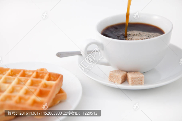 華夫餅糖和一杯白咖啡板