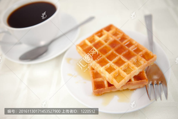 放一杯咖啡在華夫餅