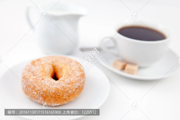 炸圈餅糖霜和一杯咖啡在白色板Wi