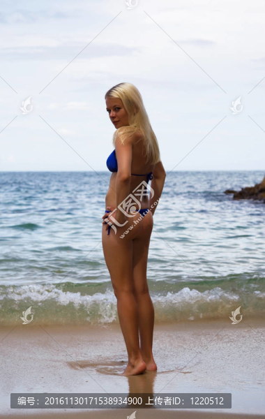 的頭發(fā)曬在沙灘上的金發(fā)女郎