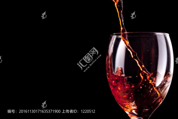 空的酒杯裝滿了酒