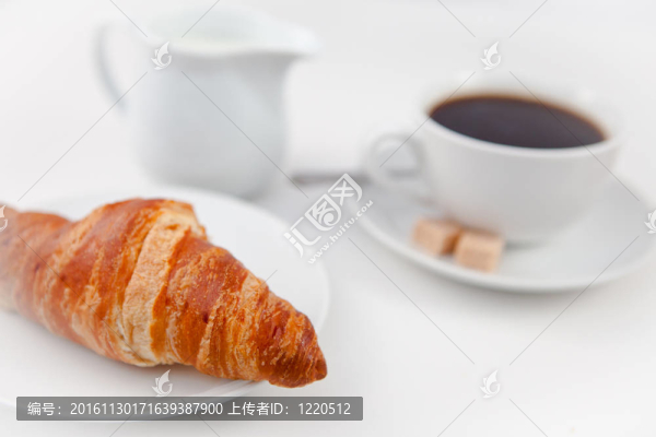 牛角包和一杯用糖和MIL白牌咖啡