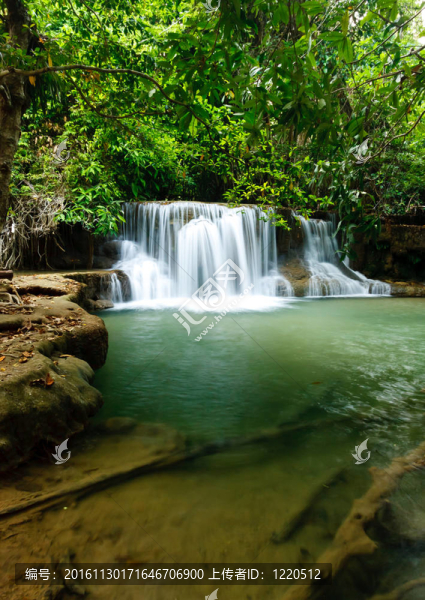 瀑布在Kanchanaburi??；泰國(guó)國(guó)家公園；