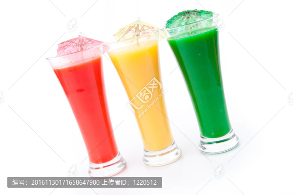 一排玻璃酒杯里的雞尾酒