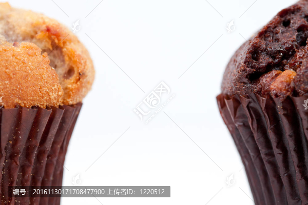 靠近一個巧克力松餅和一個普通的松餅